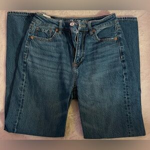 AMERICAN EAGLE MOM STRAIGHT JEAN